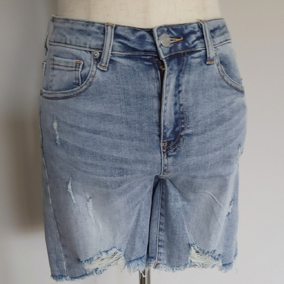 HIGH RISE MID THIGH LIGHT WASH RISEN SHORTS - Picture 3 of 7